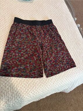 🩳🩳Men’s Lululemon Casual Patterned Elastic Waist Shorts in Burgundy & Olive